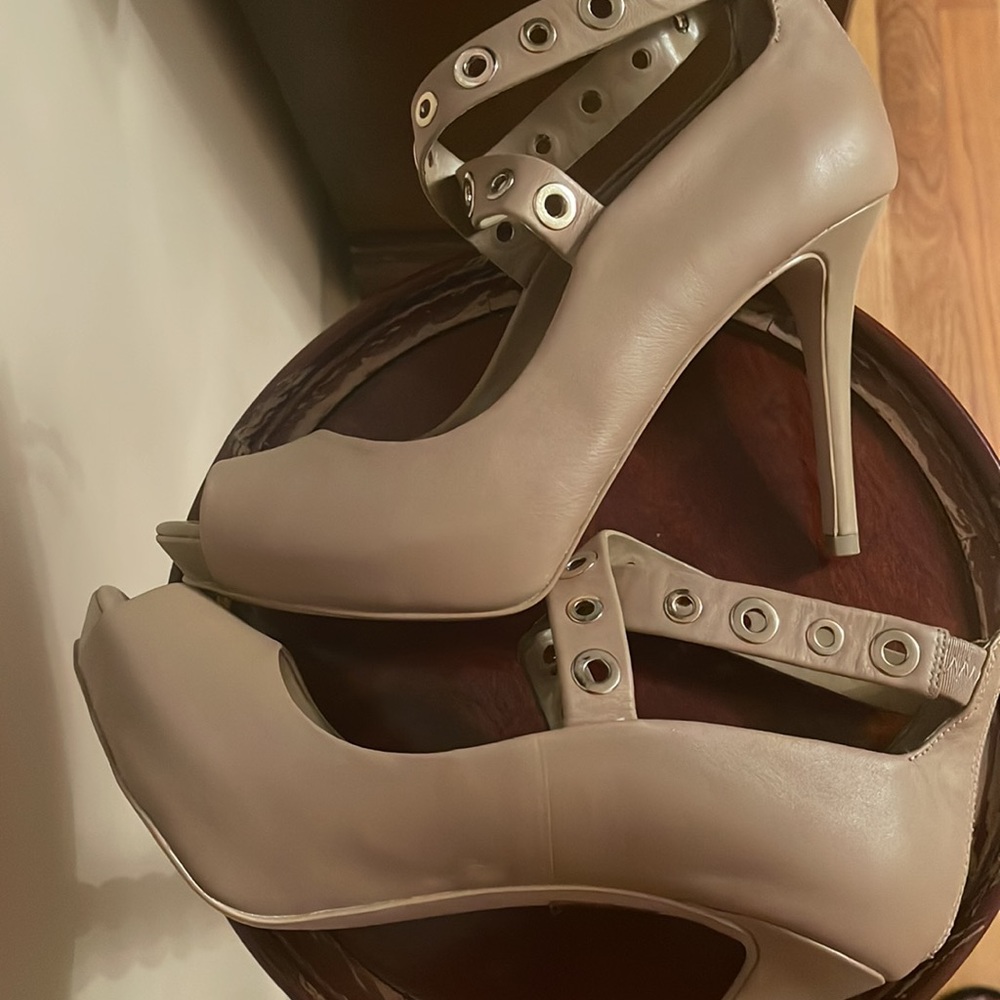 Brand new White House n black market 4 inch tan leather heels